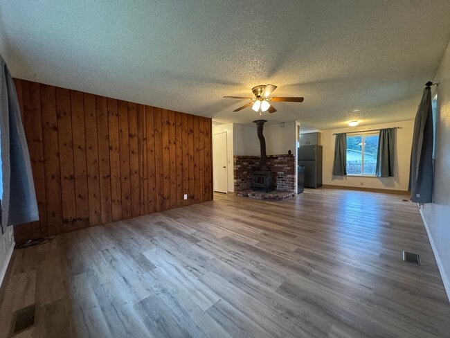 Building Photo - Large, fenced, sunny yard. 3/1.5 in  Azalea Hill location in McKinleyville