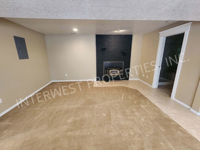 Building Photo - Large 3 Bed+ Bonus Room SW Pdx Home, Natur...