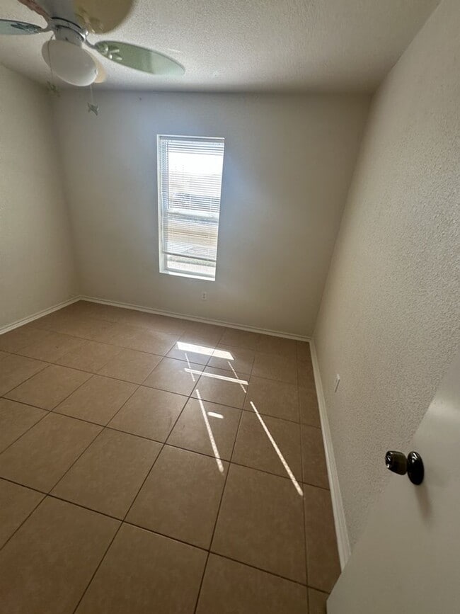 Building Photo - AVAILABLE NOW !