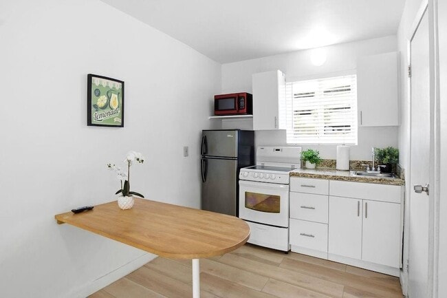 Building Photo - 343 Van Buren St