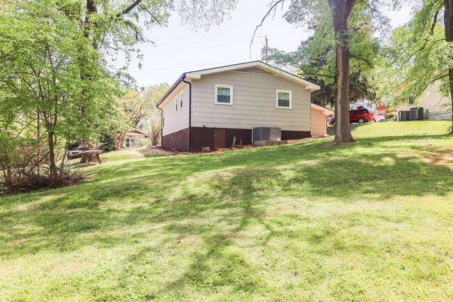Building Photo - 2 bedroom and 1 bath bungalow in Elizabethon