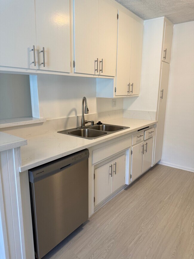 Building Photo - 310 S Sherbourne Dr