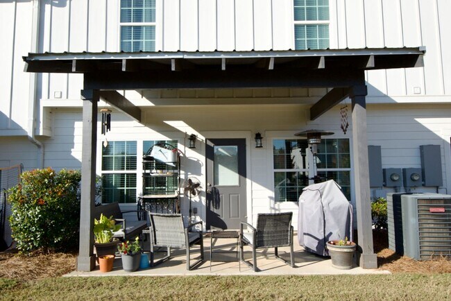 Building Photo - 3 Bed 3.5 Bath Luxury Townhome in Convenient Location!