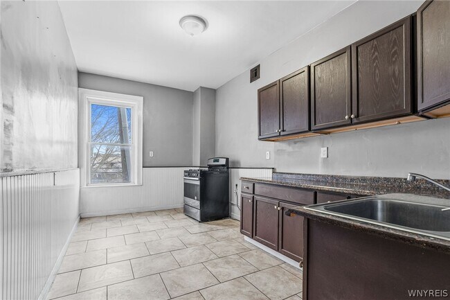 Building Photo - 2114 Seneca St