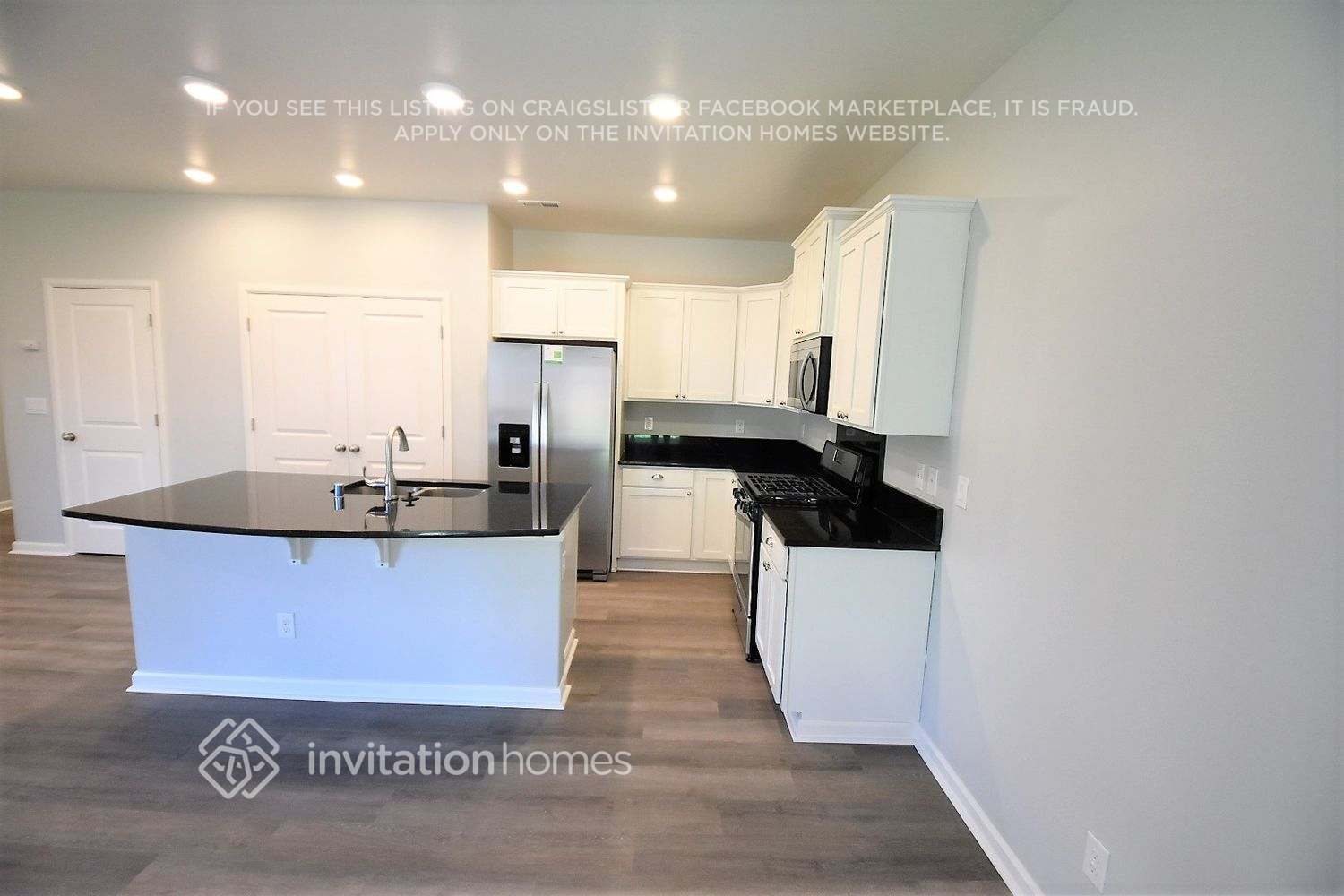 Building Photo - 511 Rosewood Dr SW