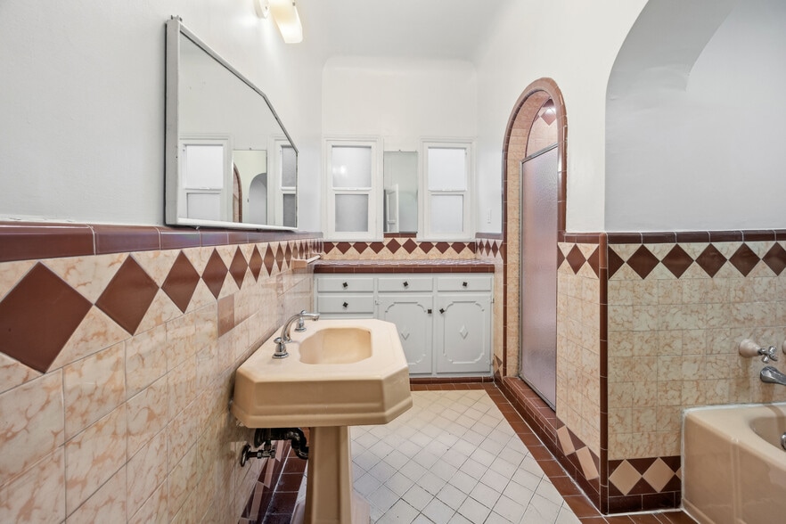 Building Photo - 166 N Arnaz Dr