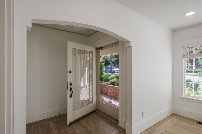 Building Photo - Charming Burlingame Home, 2 Bedroom / 1.5 ...