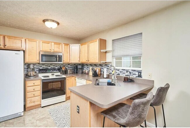 Building Photo - 3 bedroom 2.5 bath single family home