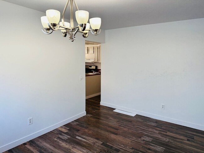 Building Photo - 4 bedroom, 1 bath. Pets Ok, Remodeled in 2...
