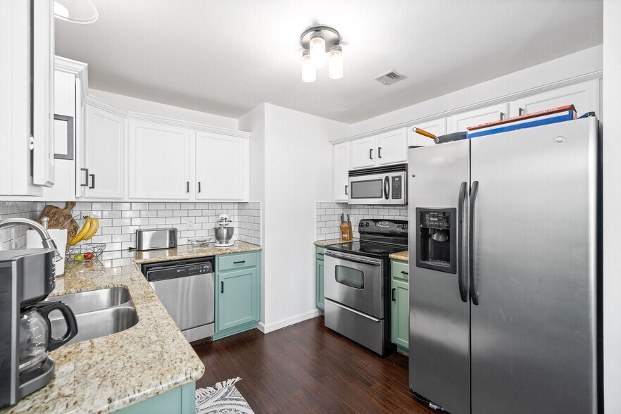 Building Photo - 525 Parkvue Village Way