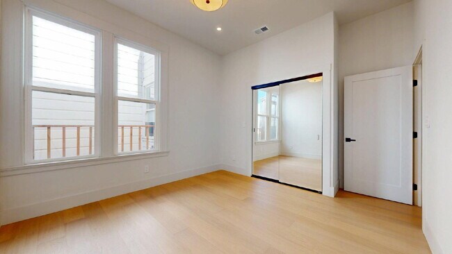 Building Photo - Modern, Convenient, Bright, Renovated 3BR/1BA Top Floor Flat with Dishwasher & In Unit Laundry