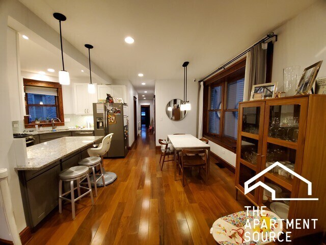 Building Photo - 1019 W Oakdale Ave