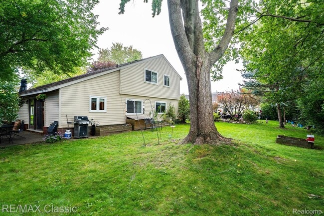 Building Photo - 24323 Pinecrest St