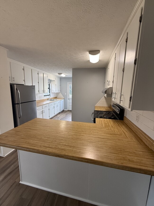 Building Photo - 315 Pine Cir