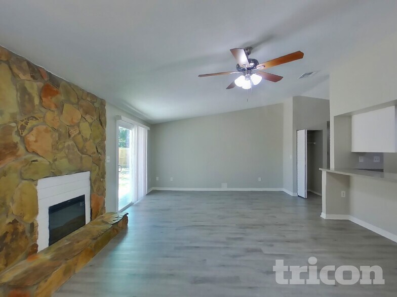 Building Photo - 3183 Bee St E