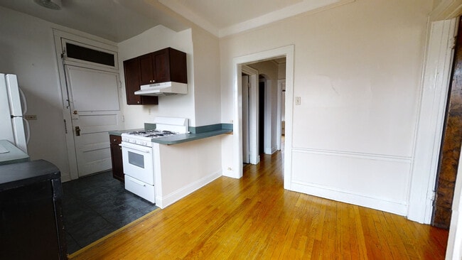 Building Photo - 822 Reba-3N