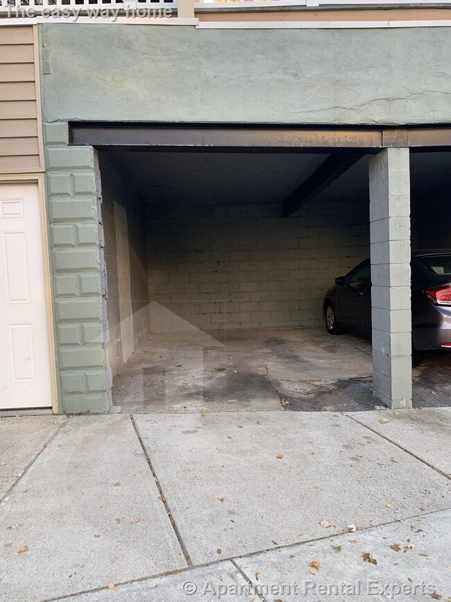 Building Photo - 406 Medford St
