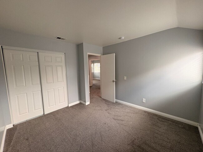 Building Photo - 3 Bed, 2.5 Bath in Ontario!