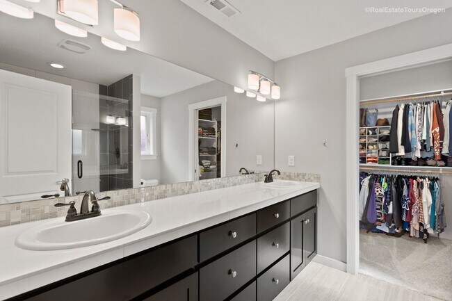 Building Photo - Bright and Modern Home Near Woodstock with...