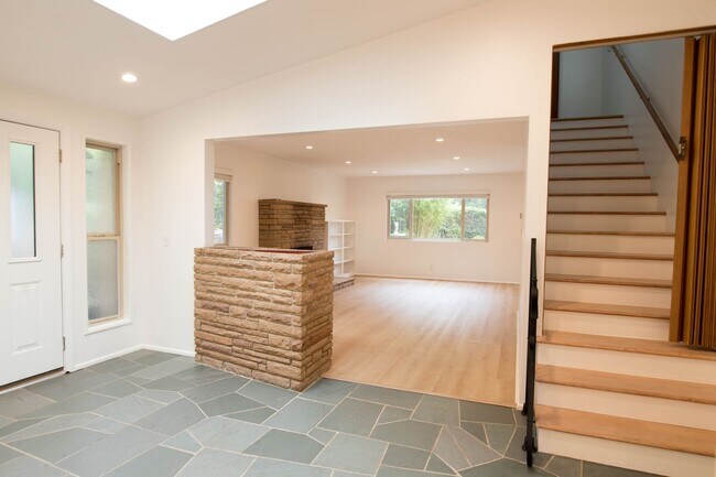 Building Photo - 3 Bedroom 2 Bathroom Home in Mission Canyon