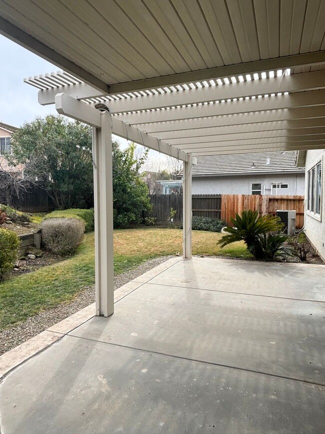 Building Photo - Gorgeous Three Bedroom Two Bathroom in Folsom