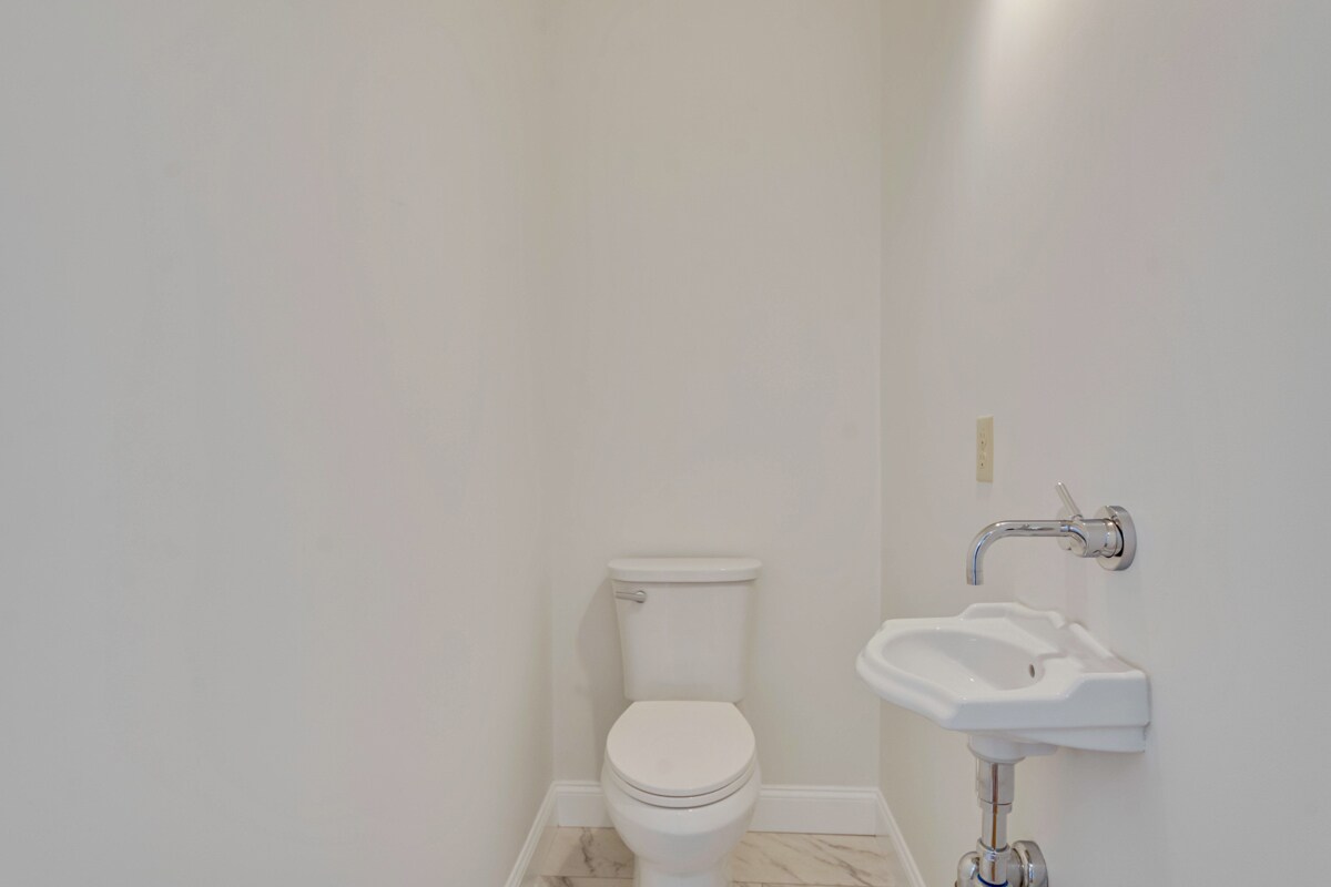 Building Photo - 31 School St