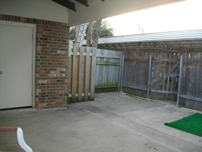 Building Photo - Large Townhouse One Block off Youree Drive and Southfield Road