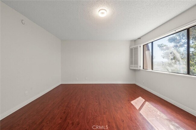 Building Photo - 9000 Vanalden Ave
