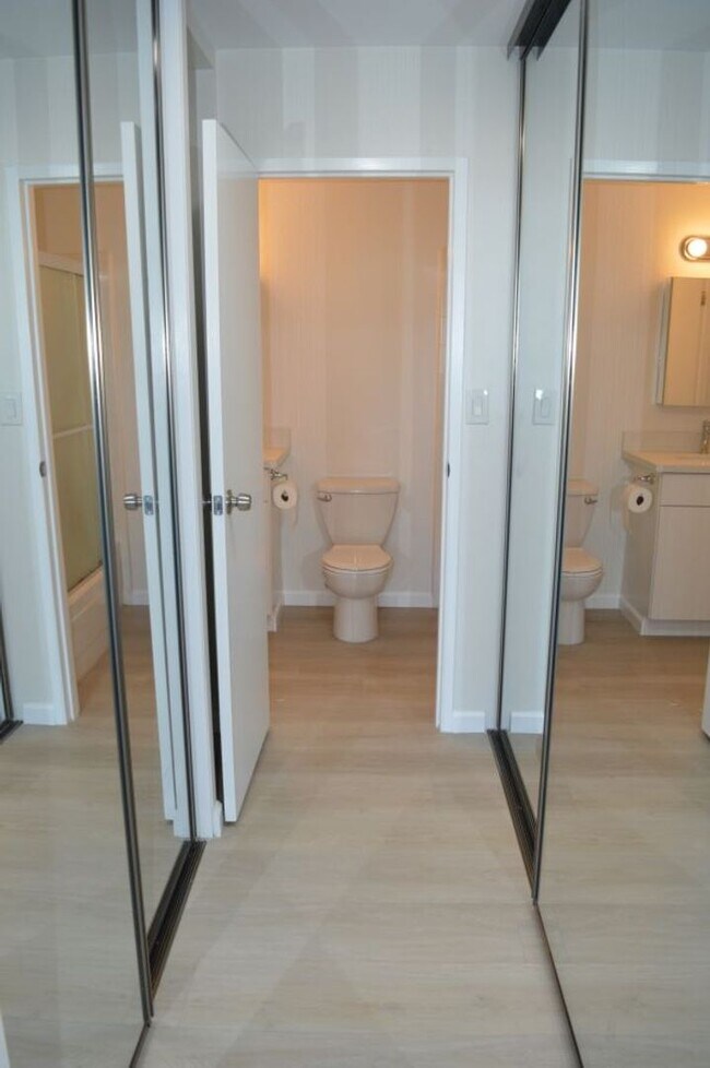 Building Photo - Nicely Updated Top Floor Unit with Bay View