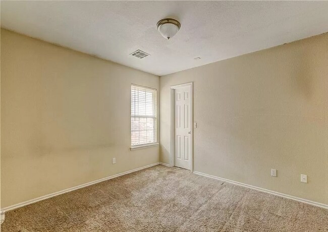 Building Photo - Gorgeous 3 bedroom 2 Bath and 2 Car Home in the Heart of Yukon