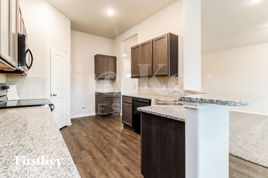 Building Photo - 14735 Country Club Dr