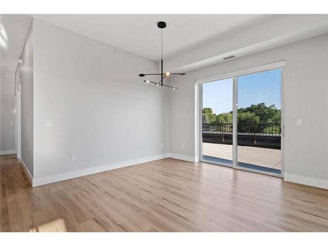 Building Photo - 470 Lexington Parkway S