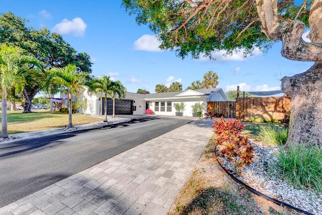 Building Photo - 707 W Boulevard Chatelaine