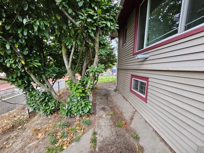 Building Photo - 1301 N Rainier Ave