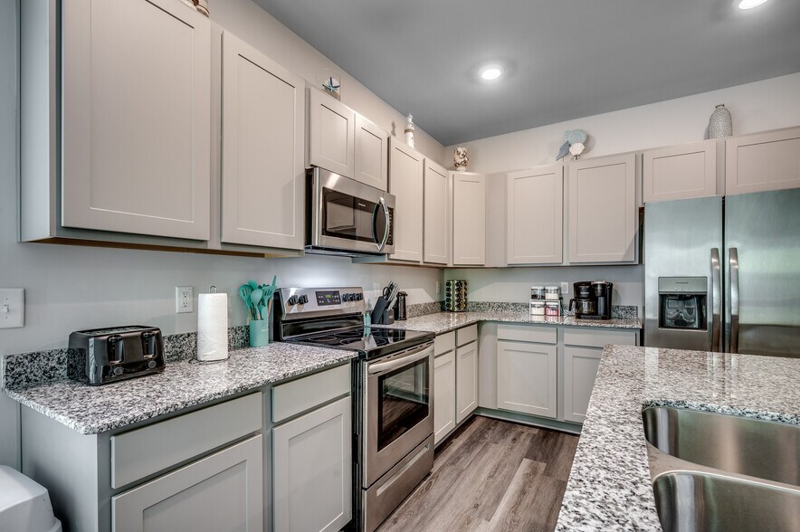 Huge fully stocked kitchen - 487 Waterend Dr