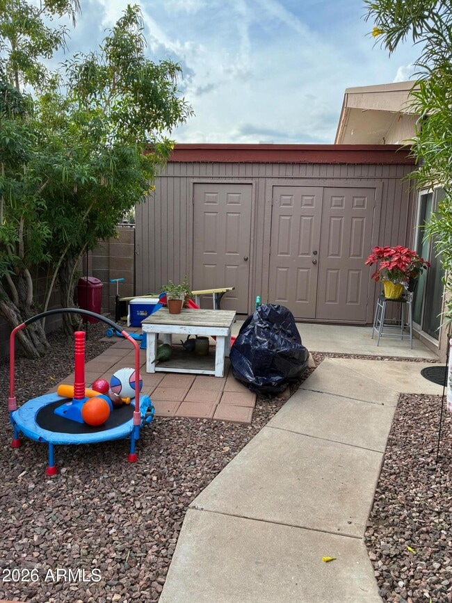 Building Photo - 601 N May