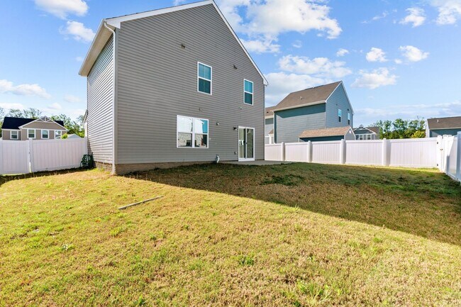 Building Photo - YORK COUNTY 4Bdrm w/Fenced BCKYD.