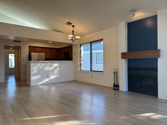 Building Photo - Adorable 2 Bedroom Condo w/Mountain Views!