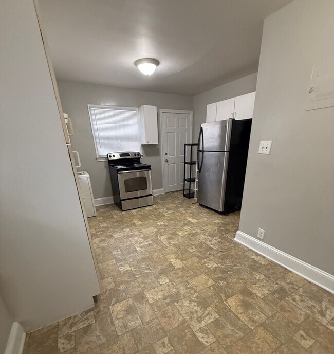 Building Photo - NOW LEASING — A Beautiful 2-Bedroom Home in Winston-Salem!