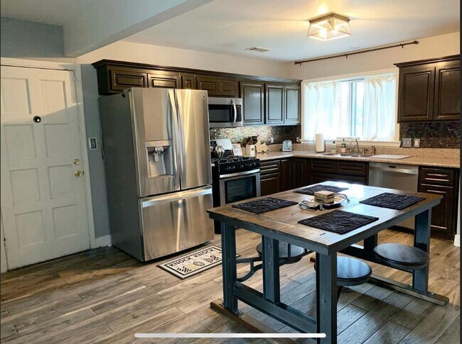 Building Photo - Fully Furnished Comfort Near New Orleans Universities