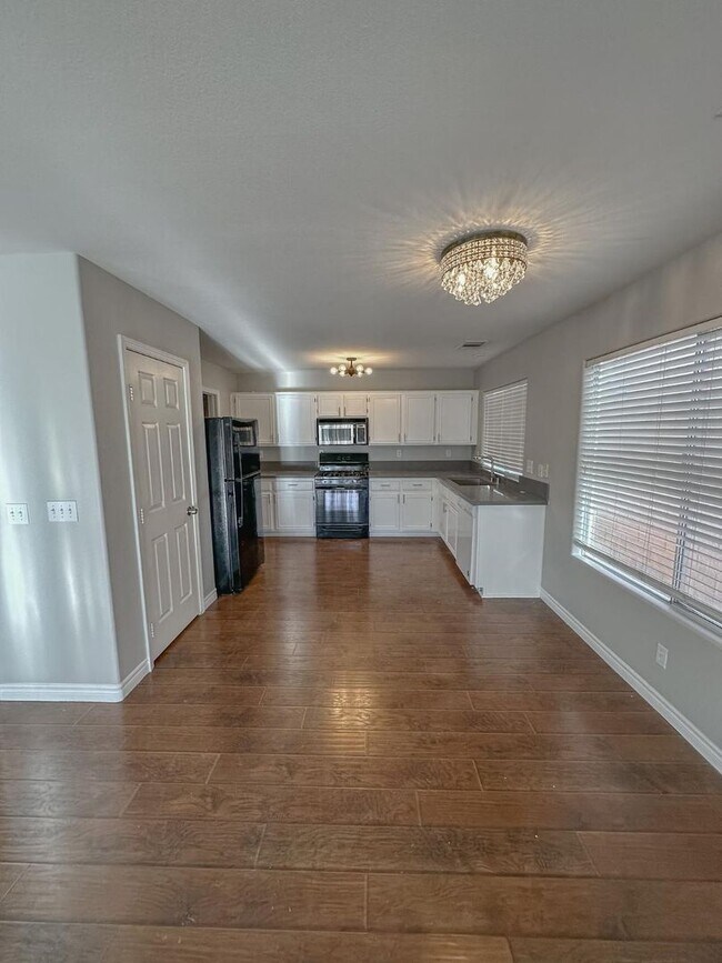 Building Photo - Spacious 3 Bedroom, 2.5 Bath Home with No ...