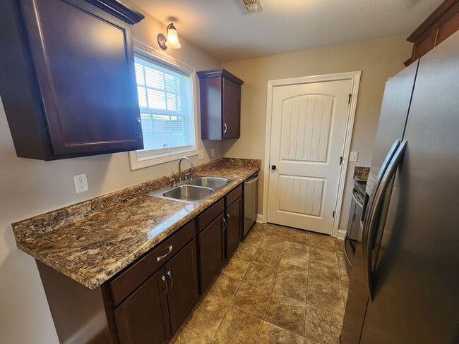 Building Photo - Rent Ready!