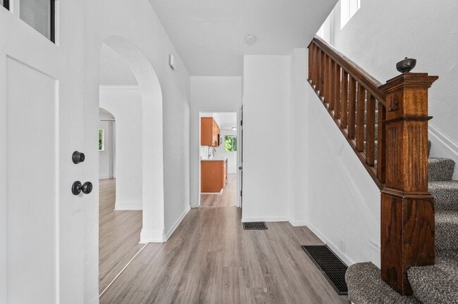 Building Photo - 5 bed 2 bath - Great Brookline location.  ...