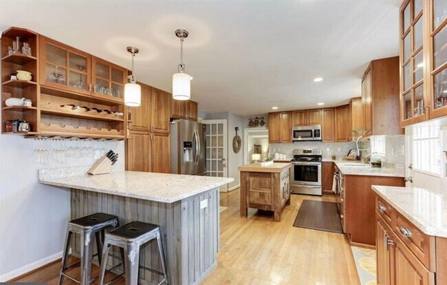 Building Photo - Gorgeous 4 BR/2.5 BA Home on a Beautiful T...