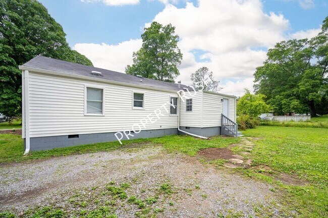 Building Photo - 1524 Happy Valley Rd