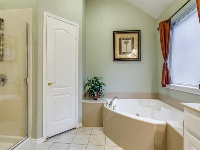 Master bathroom - 5637 Bandit Dr