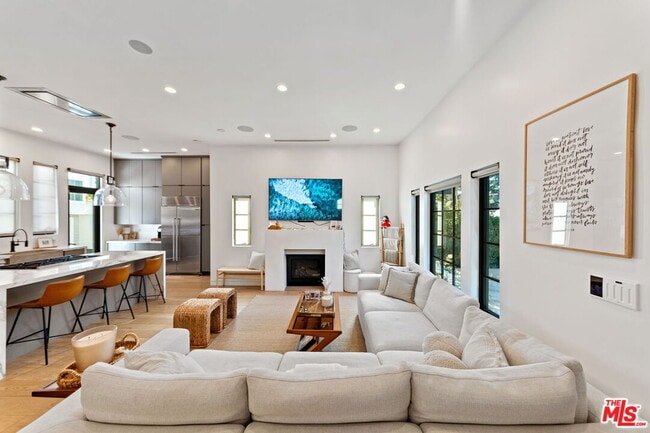 Building Photo - 358 N Bronson Ave