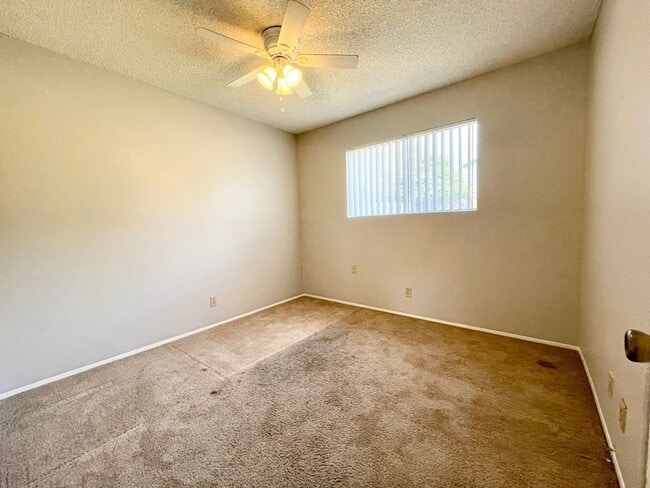 Building Photo - 3 Bedroom 2 Bath with Garage!