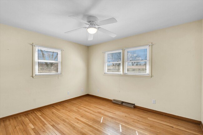 Building Photo - 220 Ivanhoe Way