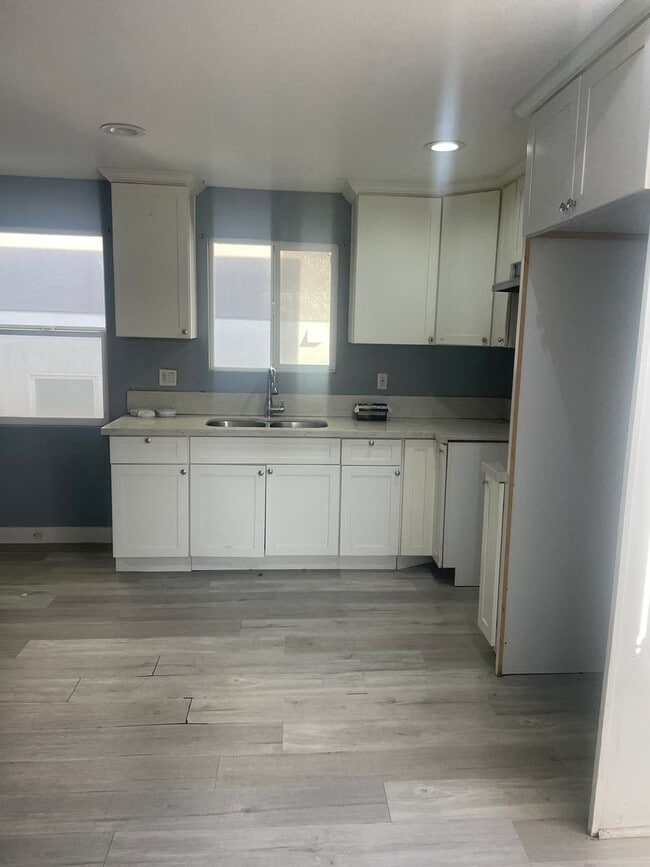 Building Photo - San Pedro unit 2/1